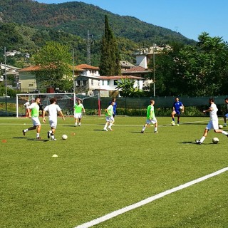 Una fase del riscaldamento dei ragazzi del Valdivara 5 Terre