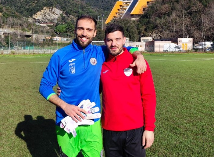 A sinistra il portiereone Bertullessi, a destra il fantasista Argeri: nella vita grandi amici, oggi rivali nel match del Lagaccio, sono sue colonne del calcio dilettantistico genovese