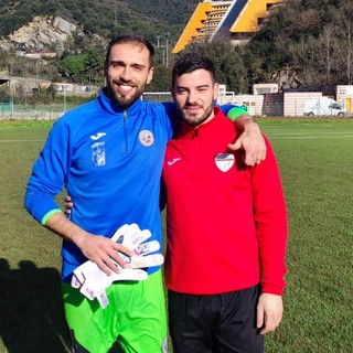 A sinistra il portiereone Bertullessi, a destra il fantasista Argeri: nella vita grandi amici, oggi rivali nel match del Lagaccio, sono sue colonne del calcio dilettantistico genovese