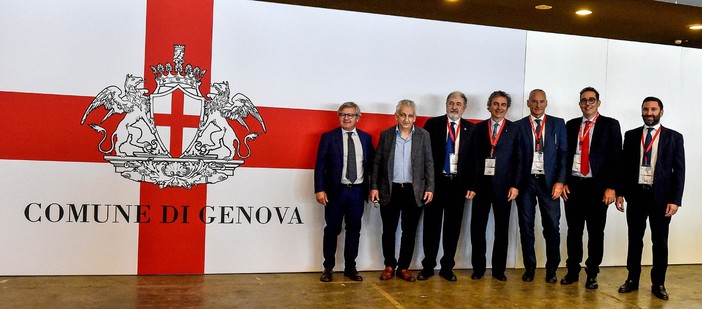 SCHERMA Il Comitato Organizzatore degli Europei &quot;Genova 2025&quot; a Basilea per la bandiera della Confederazione Europea