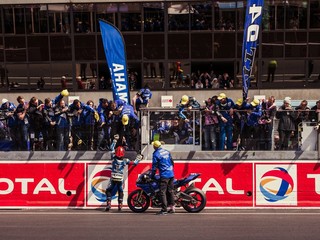 Il trionfo della Yamaha GMT94 (foto tratte dalla Pagina Facebook del Team)