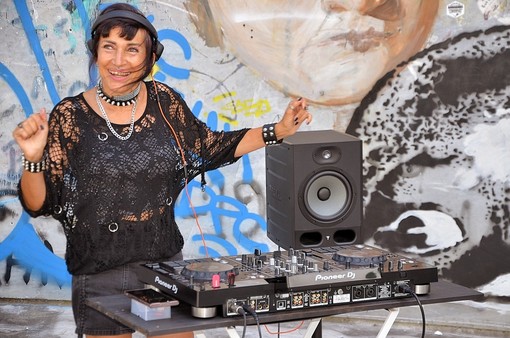 Musica - La dj spezzina Ross Roys pure sul Ponte del Diavolo